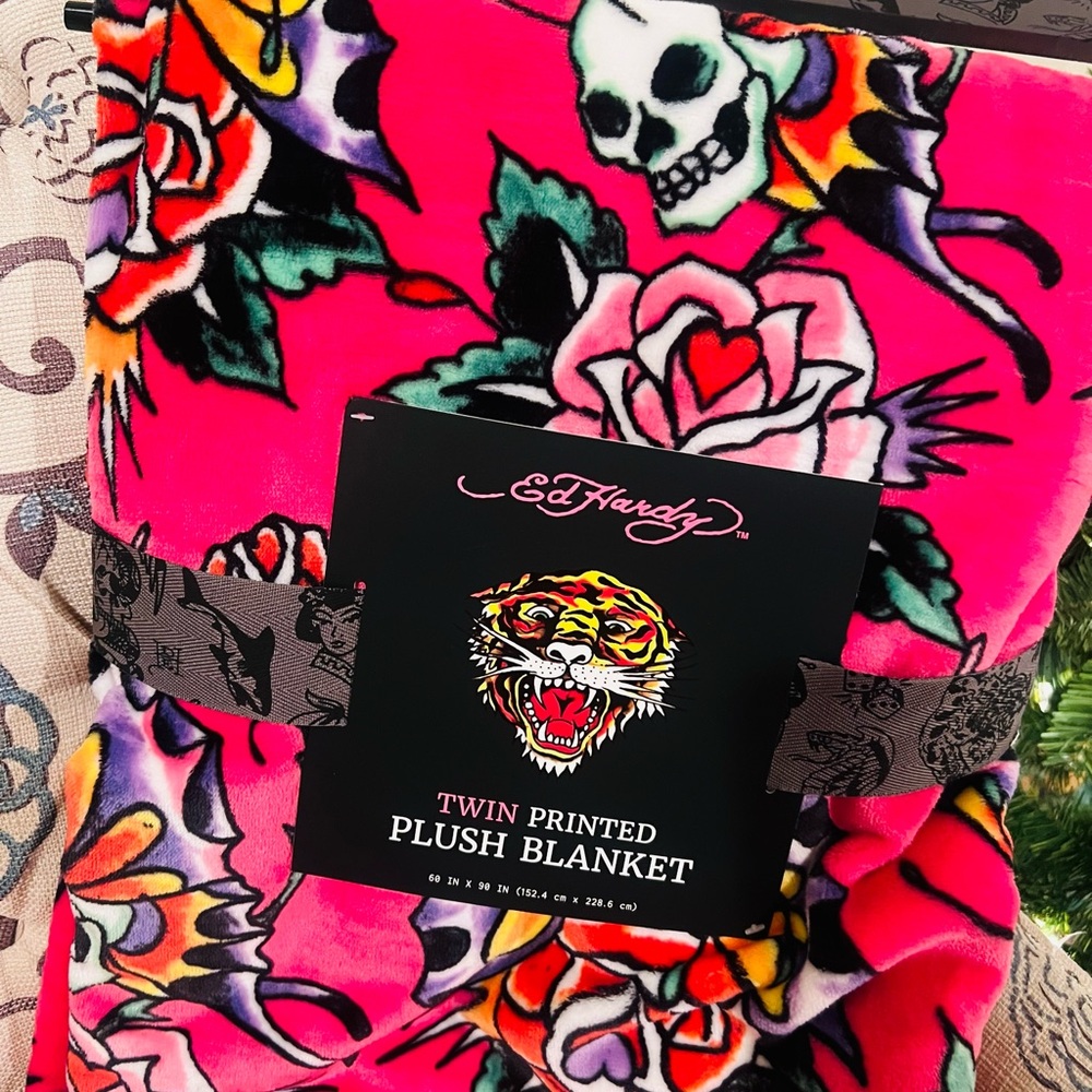 NEW Ed Hardy Pink Skull and Rose Blanket - Picture 2 of 4